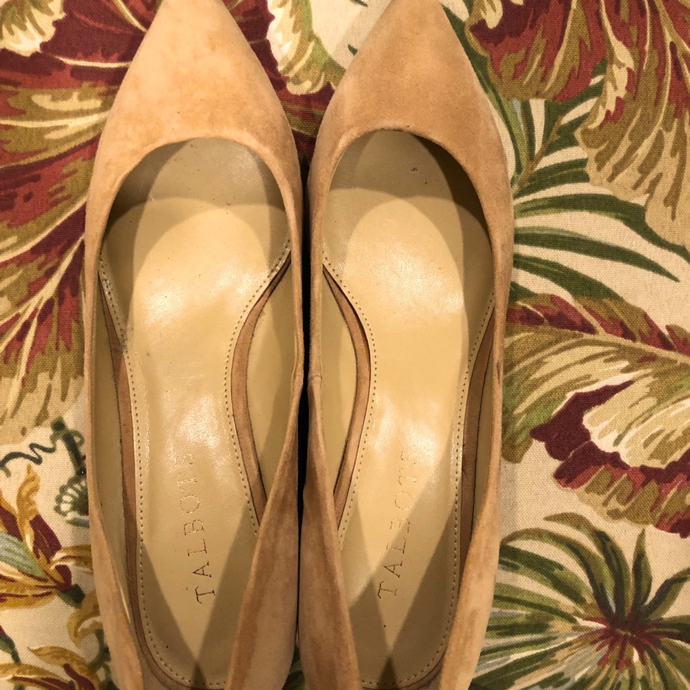 Tan suede pointed wedge with kitten heel